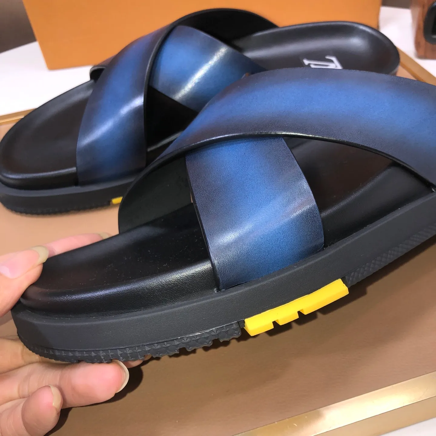 Men's shoes 💰400💰 [Louis Vuitton LV slippers] (high-end cowhide) counter 1:1 fashion style, a must-have for summer! The designer used LV’s iconic outsole. The original simple slippers instantly become fashionable! The upper is made of flexible special cowhide leather straps alternately, and the workmanship is exquisite! A must-have for stylish men in summer, size 38-45 (45 customized)